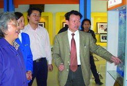 中涂协副理事长江磐教授（左一）莅临公司参观指导